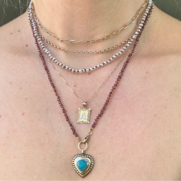 Handmade hand knotted garnet necklace with little stone heart charm - Picture 8 of 15